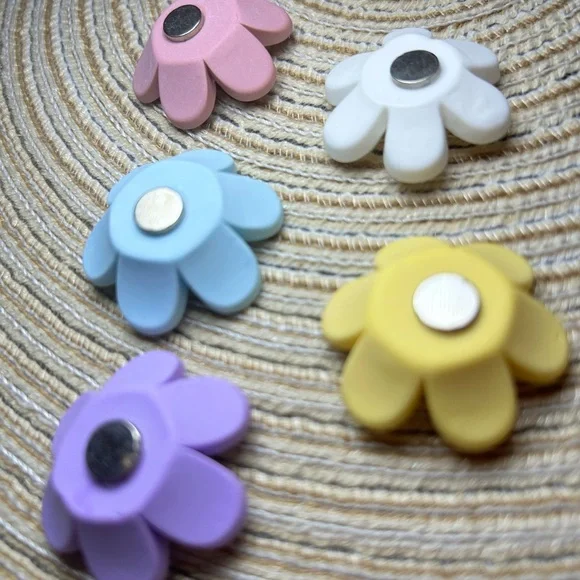 3 Daisy Fridge Magnets - Picture 16 of 17